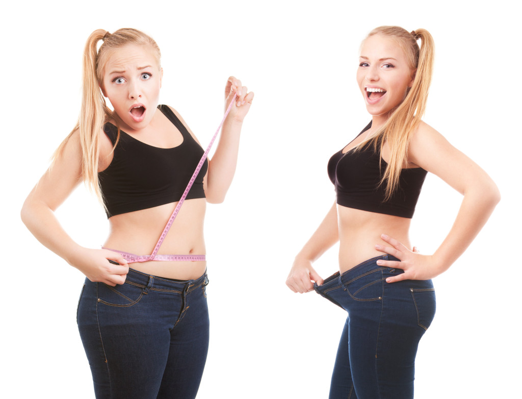 Before and after a diet, girl surprised by measuring waist