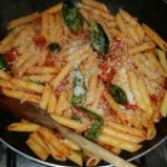 Ricette light: Penne rigate al sugo fresco di pomodoro con parmigiano e basilico